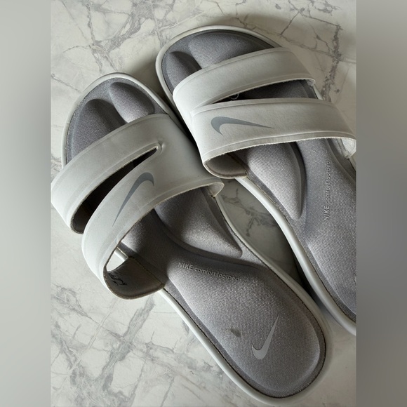 Nike Women’s White Slide Comfort Footbed Sandals with Light Gray Footbed Sz 8 - Picture 3 of 4
